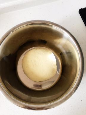 将面粉与步骤2，3揉成面团，液体要分少量多次加入，根据面粉吸湿性不同添加，如果太硬，可以加一点牛奶，如果太稀，可以撒入一些干粉，这种饼不需要过分参照比例，弹性较大！揉好后就可以放入盆中海保鲜膜进行发酵了。