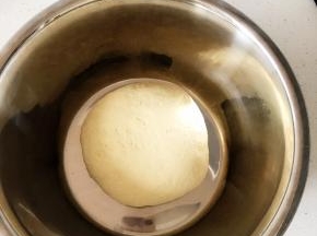 将面粉与步骤2，3揉成面团，液体要分少量多次加入，根据面粉吸湿性不同添加，如果太硬，可以加一点牛奶，如果太稀，可以撒入一些干粉，这种饼不需要过分参照比例，弹性较大！揉好后就可以放入盆中海保鲜膜进行发酵了。