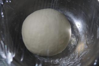 揉好的面团放入盆内，盖保鲜膜准备发酵（大概30度40分钟）