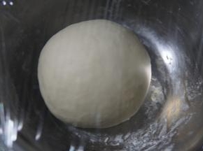 揉好的面团放入盆内，盖保鲜膜准备发酵（大概30度40分钟）