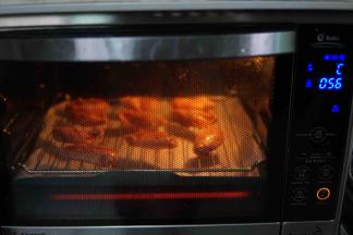 200度烤20分钟后翻面再烤20分钟