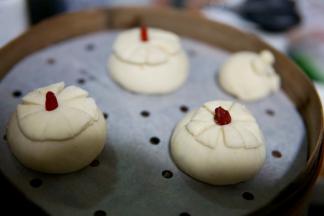 面片中间戳一个小洞放入枸杞装饰，醒发10分钟。