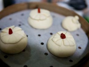 面片中间戳一个小洞放入枸杞装饰，醒发10分钟。