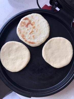 将面饼放入电饼铛中烙至两面金黄。