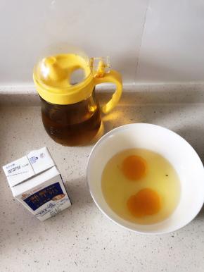 准备好所用食材，面粉为普通家用面粉即可，鸡蛋选中等个头50克左右的，清油即平时炒菜用的油就可以。