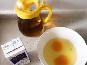 准备好所用食材，面粉为普通家用面粉即可，鸡蛋选中等个头50克左右的，清油即平时炒菜用的油就可以。