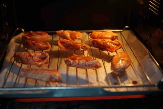 烤箱预热，放在烤网上