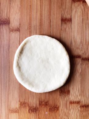 将小面团擀成直径约10cm的面饼。