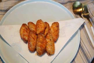 垫油纸吸油即可