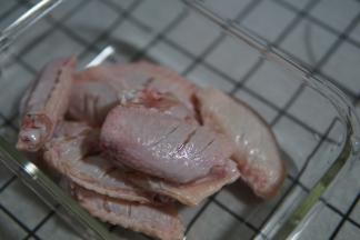 鸡翅泡干净血水以后沥水分，放入密封玻璃碗内