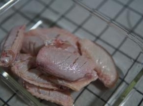 鸡翅泡干净血水以后沥水分，放入密封玻璃碗内