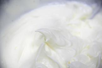 糖粉加入淡奶油，用电动打蛋器打发5-6成，出现纹路就可以。