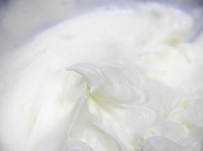 糖粉加入淡奶油，用电动打蛋器打发5-6成，出现纹路就可以。