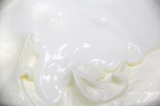 酸奶加入，手动打蛋器搅拌均匀即可。