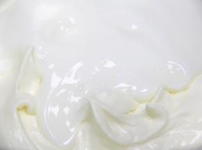 酸奶加入，手动打蛋器搅拌均匀即可。