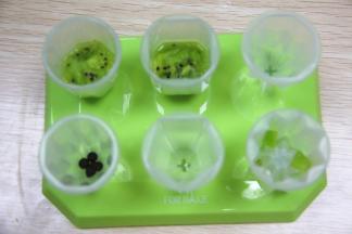 这时，可以放喜欢的水果或者巧克力、葡萄干等零食进模具，待吃的时候特别有嚼着口感的哦！