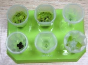 这时，可以放喜欢的水果或者巧克力、葡萄干等零食进模具，待吃的时候特别有嚼着口感的哦！