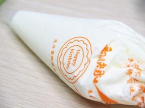 把打发好的淡奶油装进裱花袋