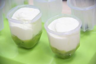 挤进雪糕模具里