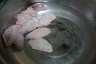 鸡翅划花刀，泡血水。