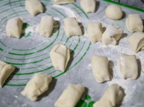 排气后的面团分成均等大小的剂子