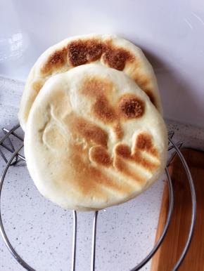 刚做好的饼，口感柔软，透着面粉本来的清香，还有一丝丝油的香味。