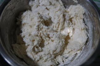 用筷子先搅成絮状