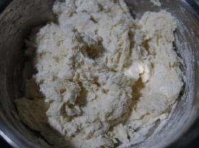 用筷子先搅成絮状