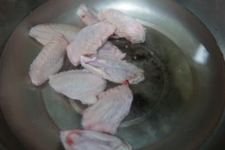 准备好鸡翅，解冻。