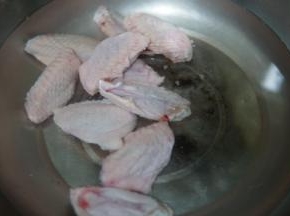 准备好鸡翅，解冻。