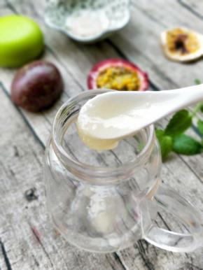 先在杯中放入蜂蜜