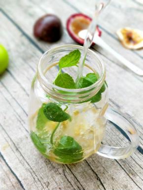 放入一枝鲜薄荷加水