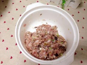 肉末加入香菇、葱姜末、盐淀粉搅拌。