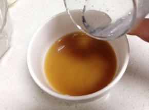 调酱汁用盐、淀粉、生抽、水混全搅拌匀