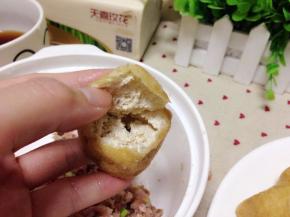 将油豆腐撕开一个口子，把肉末塞入里边。