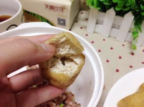 将油豆腐撕开一个口子，把肉末塞入里边。