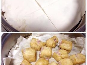 把天喜玫花纸巾平铺在蒸锅里，然后用水打湿，把塞好肉末的豆腐摆上去锅里蒸熟（15-20分钟）