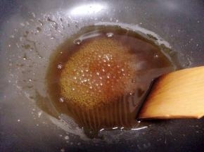 然后用小火把锅里烧热，倒入调好的酱汁，用铲搅拌至酱熟即可