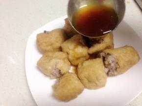 最后把酱淋到蒸熟的豆腐上。