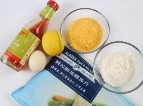 
准备好食材：碟鱼片、面包糠、面粉、鸡蛋、柠檬、酸辣椒。
