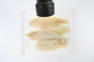 清洗干净后的鲽鱼用厨房纸吸干水分，加入适量的胡椒粉。