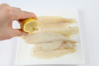 加入适量的柠檬汁，拌匀后腌制5分钟。