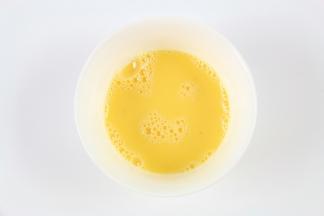 
鸡蛋敲入碗里，打散成鸡蛋液。