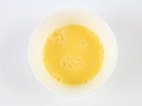 
鸡蛋敲入碗里，打散成鸡蛋液。