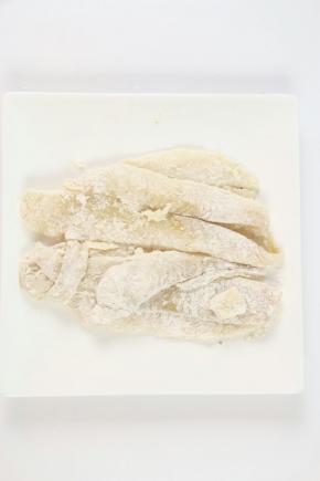 腌好的碟鱼沾上面粉。