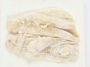 腌好的碟鱼沾上面粉。