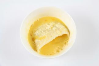 放入鸡蛋液中。