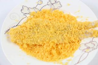 放在面包糠上，每一个位置都沾上面包糠，用手指适当的摁压一下。