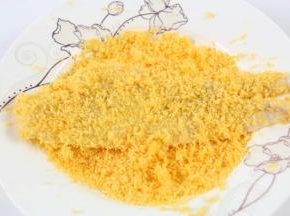 放在面包糠上，每一个位置都沾上面包糠，用手指适当的摁压一下。