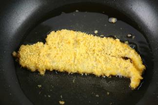 不粘锅中加入适量的油，小火加热到五分热时，加入碟鱼片，小火慢慢煎。